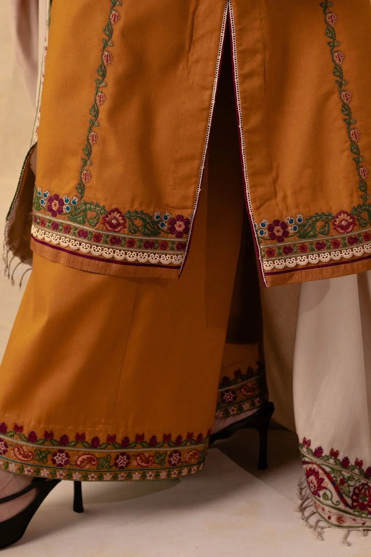 ZARA SHAHJAHAN - 3PC DHANAK EMBROIDERED SHIRT WITH DHANAK EMBROIDERED SHAWL AND TROUSER -ADR-4009