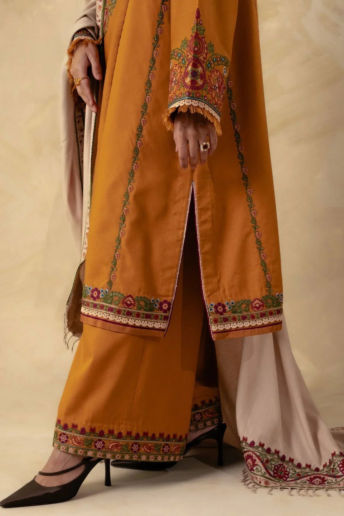 ZARA SHAHJAHAN - 3PC DHANAK EMBROIDERED SHIRT WITH DHANAK EMBROIDERED SHAWL AND TROUSER -ADR-4009